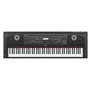Piano digital Yamaha DGX-670 negro, vista superior de sus 88 teclas y panel de control