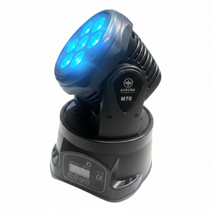 Cabeza móvil Aurora M70 Mini Wash configurada en color azul intenso, mostrando el panel de control digital frontal y su estructura compacta de alta resistencia.