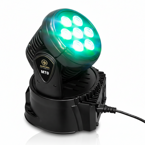 Cabeza móvil Aurora M70 Mini Wash vista desde el lateral izquierdo, resaltando el panel de control digital, la rejilla de ventilación y los 7 lentes LED RGBW en color verde.