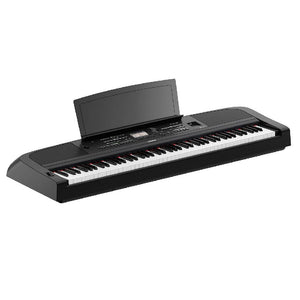 Yamaha DGX-670 negro visto en diagonal con atril